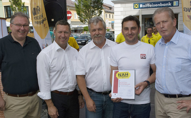 Reinhard Wögerbauer darf sich über das Nahversorger-Zertifikat des Wirtschaftsbundes freuen.
Von links: Manfred Stallinger (WB-Obmann Region Rohrbach), WB-Dir. Wolfgang Greil, WB-Bezirksobmann Herbert Mairhofer, Reinhard Wögerbauer, BM Reinhold Mitterlehner.
