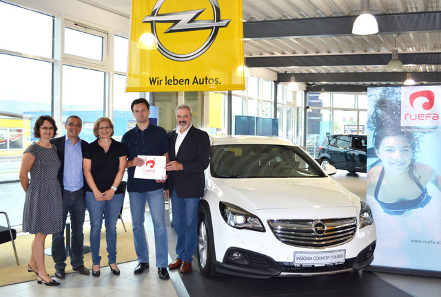 Birgit Kaiser (Ruefa), Christian Zwickl (Ruefa), die Gewinner Birgit Grauza und Harald Herzog, Ferdinand Schwarz (Autohaus Zezula)