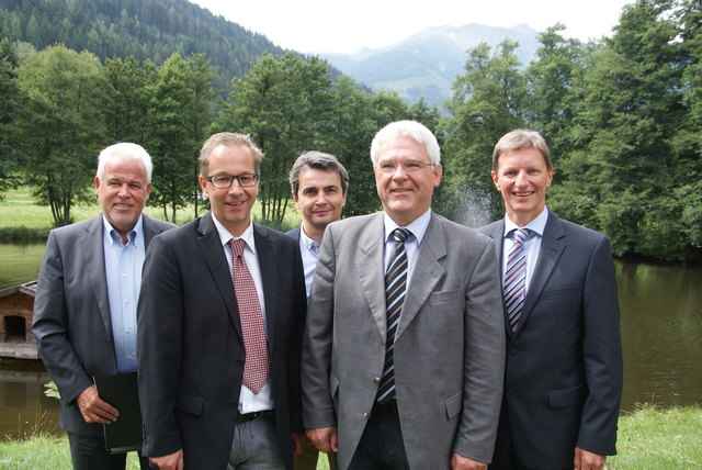 Gerald Mathis (ISK), Bgm. Wolfgang Jörg, Marco Fehr (ISK), Bgm. Siegmund Geiger und Wolfgang Hechenberger (Raiffeisenbank Oberland) (v. l.). freuen sich über die neu gegründete Entwicklungsgesellschaft.