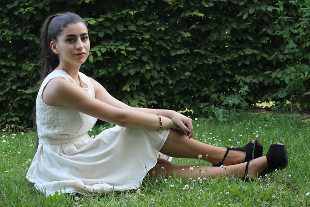 Die Fashionista stellt regelmäßig ihre neuesten Outfits in ihrem Onlinetagebuch vor.