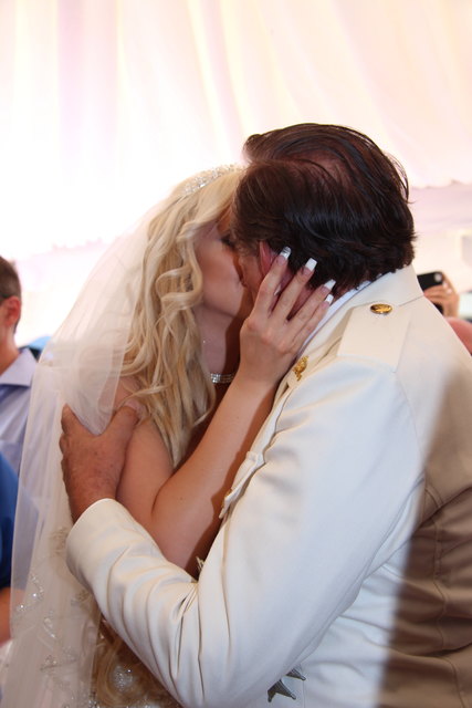 Der erste Kuss des frischverlobten Paares. | Foto: Astrid Kompan