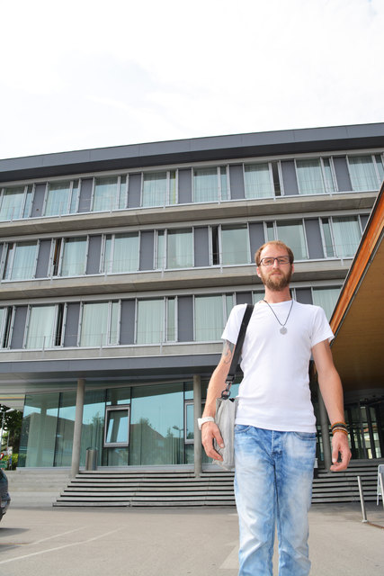 Martin Hainitz aus Ybbs ist ein sogenannter "Freeman". Als solcher zeigt dem Staat – im Hintergrund die Bezirkshauptmannschaft Melk – den Rücken. Er will seinen eigenen, freien Weg gehen.