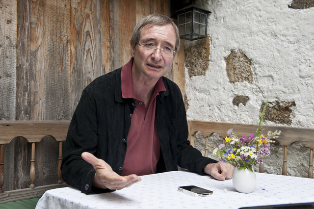 WKO-Chef Leitl vor seinem Sommerhaus im Mühlkreis (OÖ): "Es herrscht ein tiefes Misstrauen."