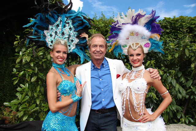 "Mr. Ferrari" Heribert Kaspar freute sich über die Showgirls. | Foto: Astrid Kompan