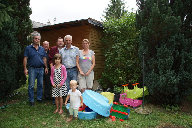Gemeinderat Wolfgang Haberler mit Esther Lorenz, Michelle und Anna im kleinen grünen Reich der Familie Lorenz in Fischelgasse.