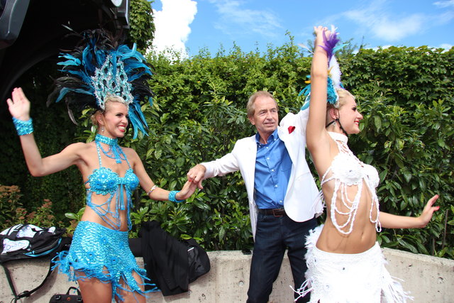 Heribert Kaspar wagte ein Tänzchen mit den Showgirls. | Foto: Astrid Kompan