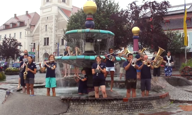 Für jeden Spaß zu haben: 15 Mitglieder des C.M. Ziehrer spielten im Hundertwasserbrunnen auf.