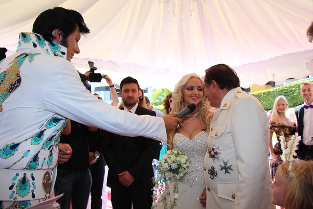 Zeremonienmeister Chris Kaye (l.) bei der Arbeit. | Foto: Astrid Kompan