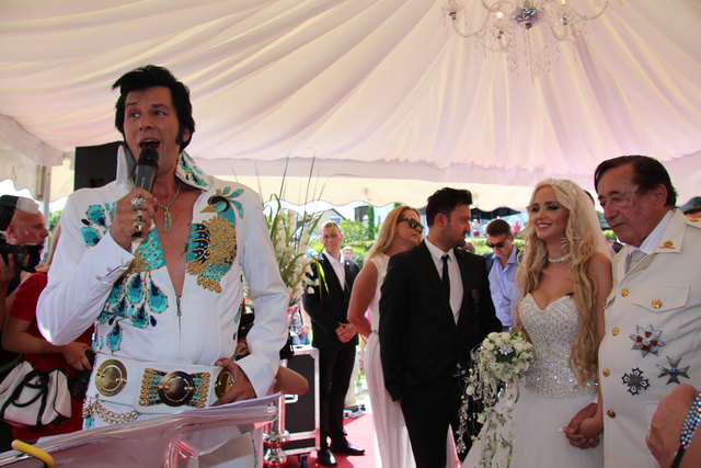 Chris Kaye sang "Can´t help falling in Love" von Elvis Presley. | Foto: Astrid Kompan