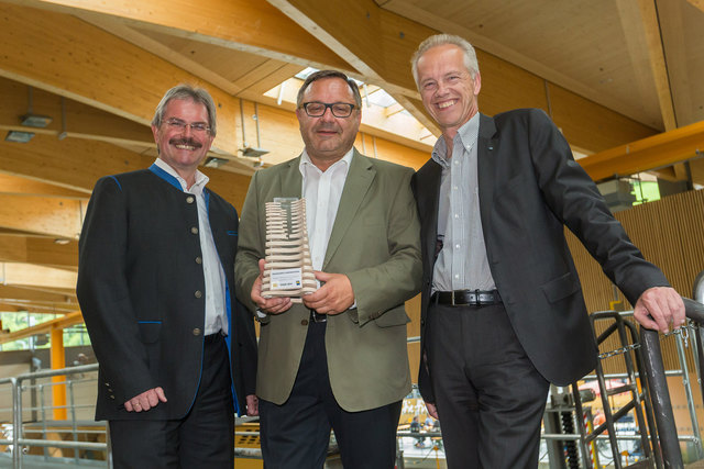 Verkehrslandesrat Karl Wilfing und Geschäftsführer Gerhard Stindl führen durch das mit dem Holzbaupreis ausgezeichnete Betriebszentrum Laubenbachmühle, im Bild mit Architekt Hannes Zieser. (© NÖVOG / Bollwein)