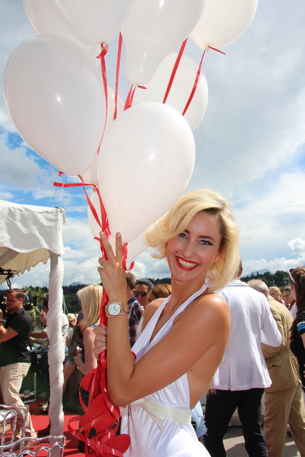 Die Gäste ließen Herzluftballons mit Glückwunschkarten aufsteigen. | Foto: Astrid Kompan