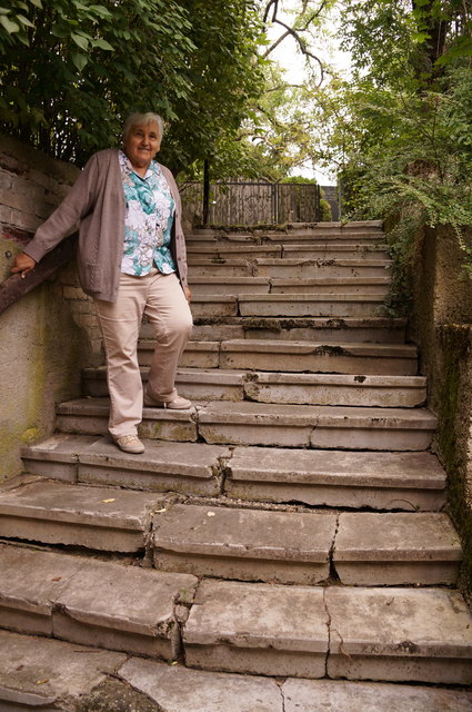 Christa Jakob auf der alten Treppe hinauf zum jüdischen Friedhof.