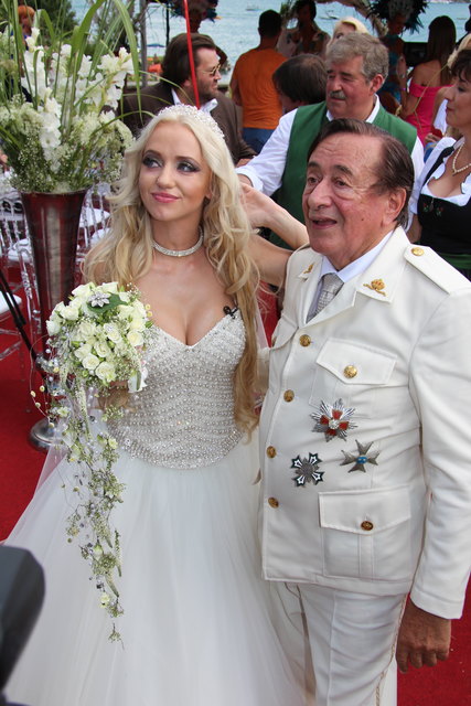 Geschafft. Richard Lugner und Cathy Schmitz sind jetzt verlobt! | Foto: Astrid Kompan