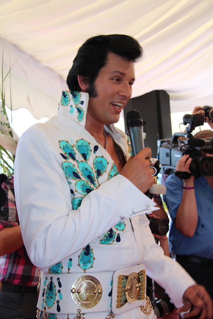 Chris Kaye führte als Elvis durch die Zeremonie. | Foto: Astrid Kompan