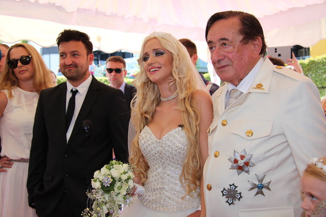 Auch, wie romantisch: Cathy Schmitz mit ihrem Verlobten Richard "Mörtel" Lugner. | Foto: Astrid Kompan