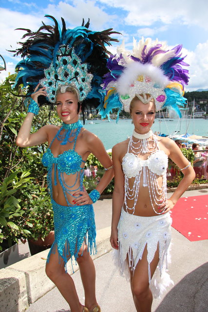 Die Showgirls verschönerten die glanzvolle Feier im Casino Velden. | Foto: Astrid Kompan