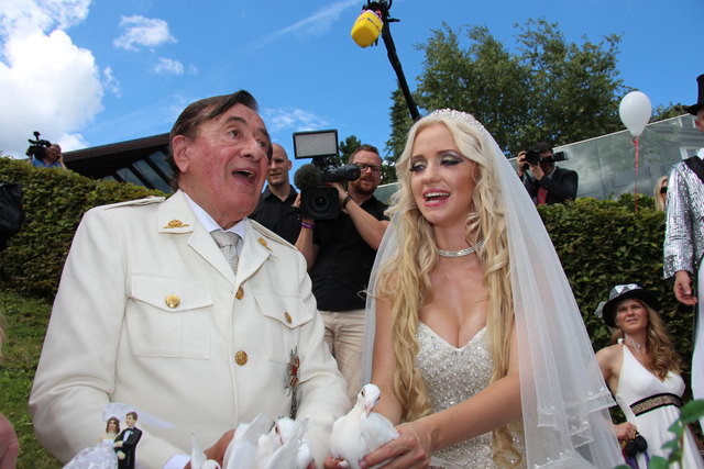 Das Paar ließ Tauben in den Himmel aufsteigen. | Foto: Astrid Kompan