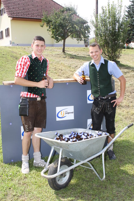 Noch nicht ganz Landjugend, aber schon landjugendmäßig für ein tolles Festl im Einsatz: Paul Zach und Christian Hütter