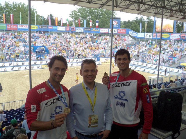 Beim FIVB Grand Slam in Klagenfurt: Thomas Kunert, GF Philip Mertl (CYBEX), Christoph Dressler (v.l.n.r.)