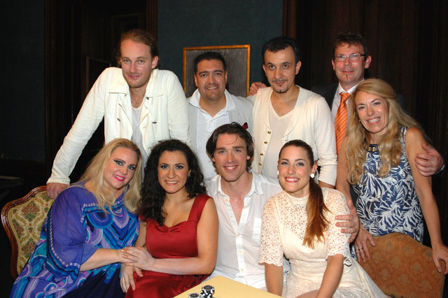 Alexandra Vogrin, Rodica Vica, Thomas Weinhappel, Lenka Pavlovič, Leszek Solarski, Xavier Rivadeneira und Gelu Dobrea mit Intendant Stephan Gartner und Gianpiera Bühlmann (Kostüme)
