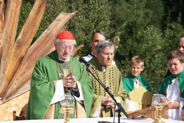Erzbischof Alois Kothgasser (li.) und der Seer Pfarrer Otto Bayer zelebrierten die Feldmesse. | Foto: Othmar Kolp