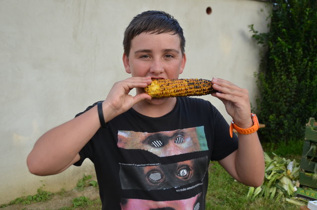 Der Woarz schmeckte vorzüglich, beim Woarzbrot`n in Arnwiesen wie es man bei Dominik Steindl sieht.
