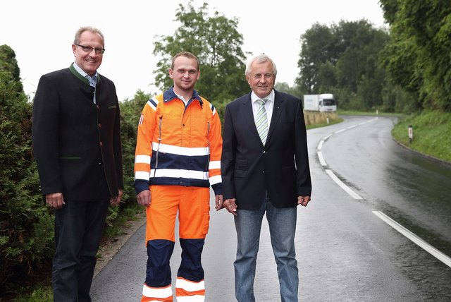 LH-Stv. Franz Hiesl (re.) bei der Besichtigung eines fertigen Straßenabschnittes. | Foto: Land OÖ/Ernst Grilnberger