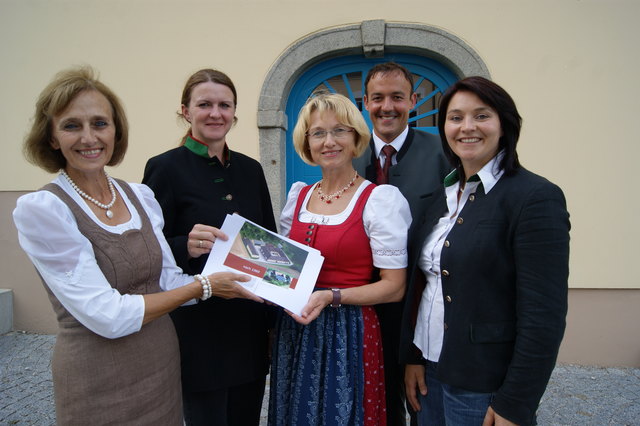 Die Buchautoren rund um Historikerin Katharina Ulbrich (li.) aus Waldneukirchen, v. li.: Isolde Fürst (GF Leaderregion Linz-Land), Steyrs Bezirksbauernkammerobfrau Traudi Huemer, Christian Schilcher (GF Leaderregion Traun4tler Alpenvorland) und Marianne Wörndl (Grafikerin) aus Ansfelden. | Foto: Thöne