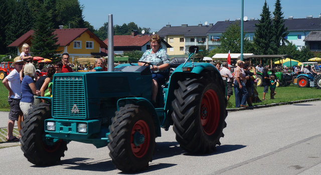 Wahre Prachtstücke der „Oldies“ werden von den stolzen Besitzern präsentiert.