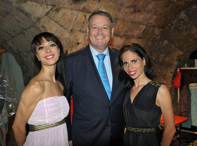 Marina und Kristina mit Andrä Rupprechter in den Gängen der Festung Kufstein. | Foto: W. Mayer