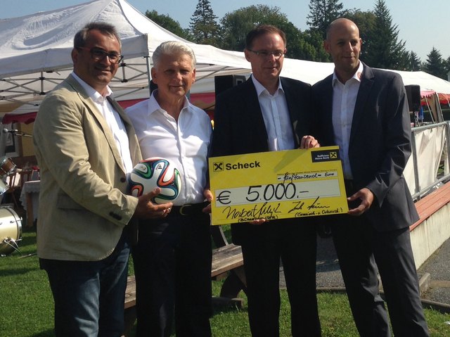 Die Gemeindevertreter überreichten 5.000 Euro an den SV Kirchfidisch | Foto: Gemeinde Kohfidisch