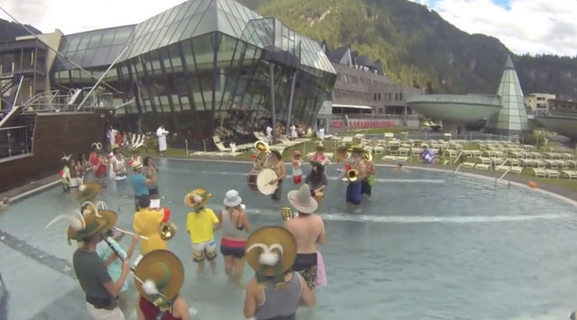 Cold Water Challenge 2014 Musikkapelle Huben im Ötztal | Foto: SSPH production - YouTube