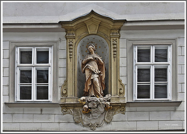 Es sind oft besondere Kunstwerke, die zu sehen sind, wenn wir ein Haus genau betrachten, den Blik nach Oben wenden.