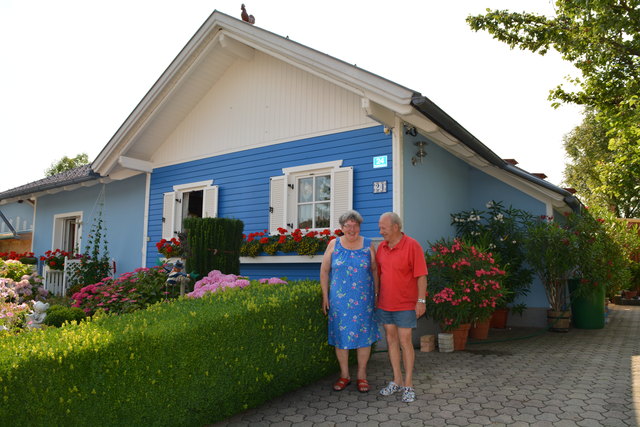 Stefanie und Franz Racher genießen ihre wohl verdiente Pension in ihrem schönen Gartenhäuschen in Wieselburg.