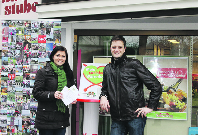 Daniela Holzinger und Markus Vogtenhuber an einem Aktionsstand von "Mein sozialer Warenkorb". | Foto: Markus Vogtenhuber