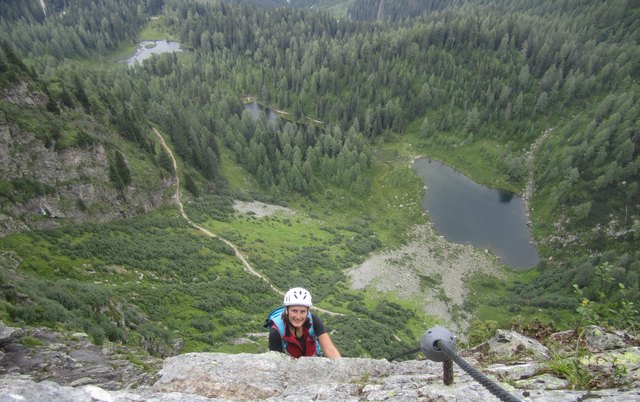 Beim Begehen des Klettersteiges eröffnet sich ein Blick auf den Untersee und den Waldsee. | Foto: Reiteralm/Trinker