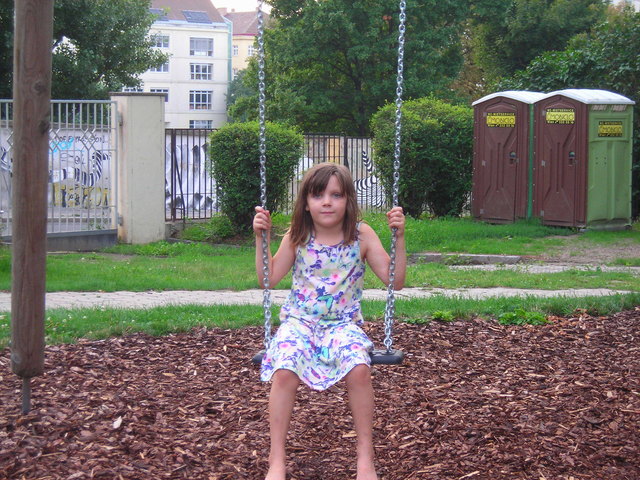 Die Schaukel ist der Lieblingsplatz von Annais im Anton-Benya Park.