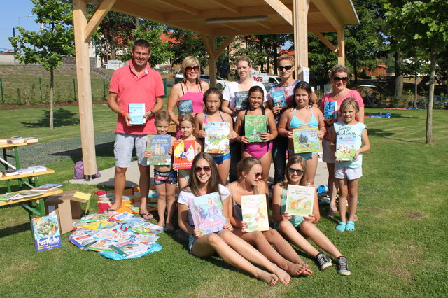 Die Bücheraktion im Waldbad fand bei den Badefreunden großen Anklang