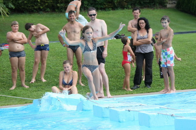 Viel Geschick erforderte der Wasserhindernislauf, wenn man es bis zur letzten Hürde schaffen wollte.