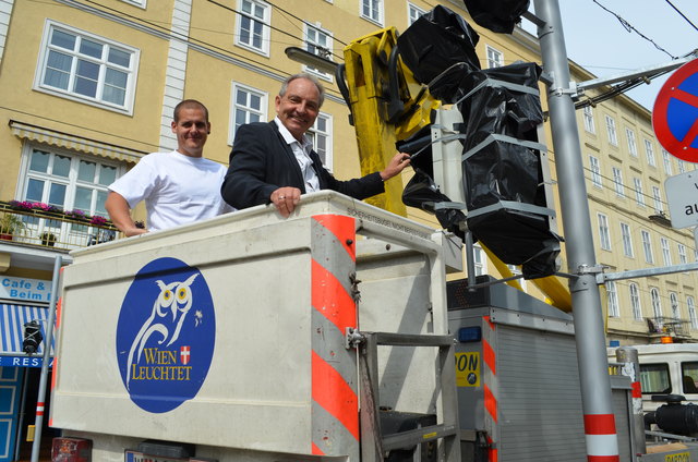 SP-Bezirkschef Leo Plasch enthüllt die neue Ampel auf der Prinz-Eugen-Straße beim Belvedere zusammen mit Thomas Jordan von der MA33 Wien Leuchtet.