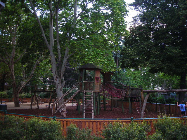 Im Alois-Drasche Park gibt es ein großes Klettergerüst für die Kleinen.