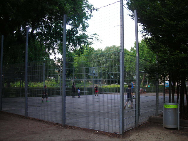 Der Basketballkäfig im Resselpark.