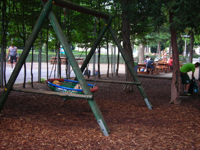 Eine Spinnenschaukel im eingezäunten Spielplatz des Resselparks.