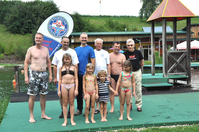 Im Naturschwimmbad Jagerberg absolvierten die Kinder erfolgreich ihre Prüfung unter Anleitung von Karl Berger (3.v.r.).