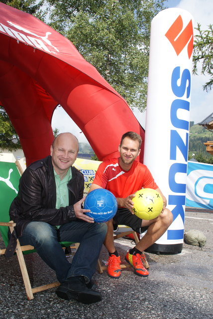 Sportlicher Betreuer Klaus Maier (re.) und Stefan Passrugger vom TVB Wagrain-Kleinarl sind begeisterte Zuschauer.