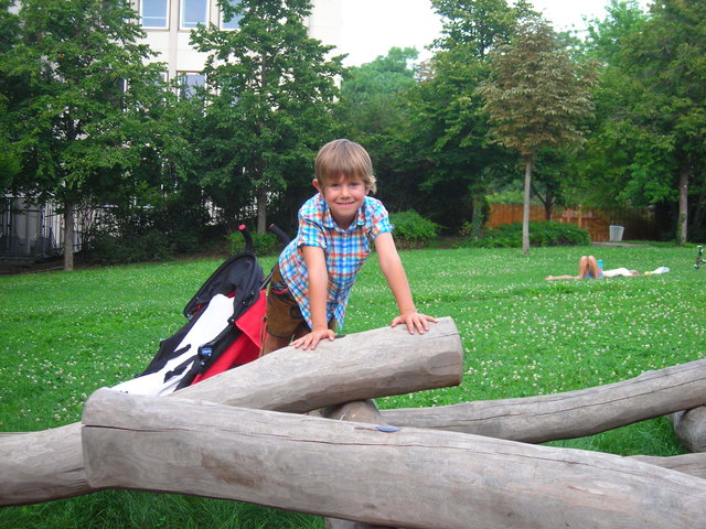 Niko spielt gerne im Anton-Benya Park.