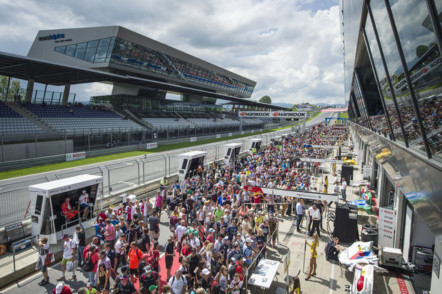 Drängeln in der Boxengasse: 47.500 Fans kamen heuer zur DTM nach Spielberg. Foto: Red Bull Content Pool