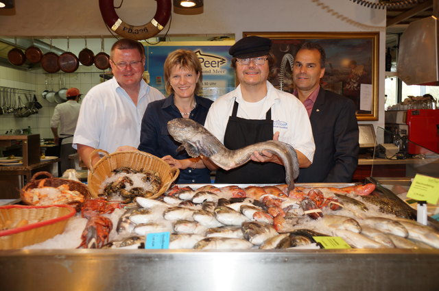 Fisch Peer bekochte die Gäste der Eröffnungsfeier: Dirk Marx, Christine Oppitz-Plörer, Herr Peer und Didi Meraner
