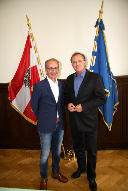 Bürgermeister Kurt Deutschmann begrüßte den Anwalt Günther Kräuter (r.).