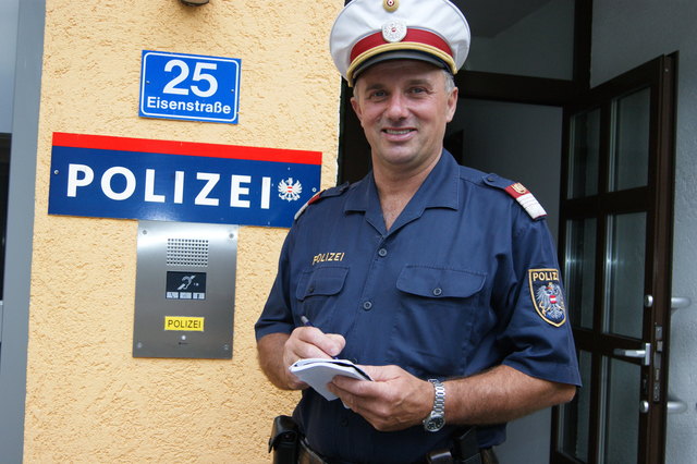 Dorfpolizist Hermann Hochbichler vor seinem „Heimatposten“ in der Gemeinde Großraming. | Foto: Thöne
